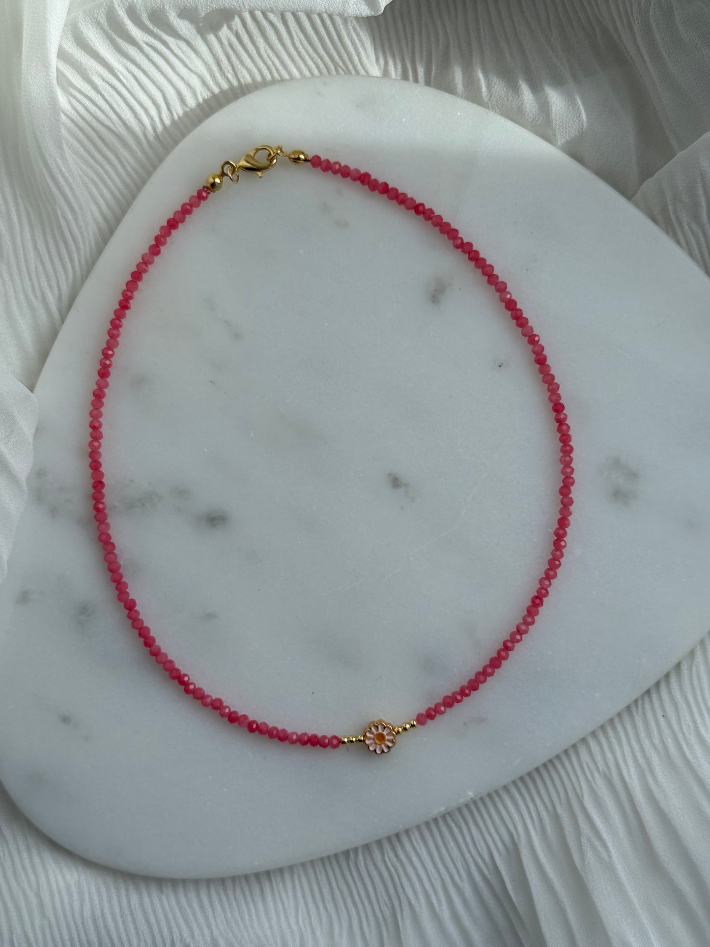 Perlenkette mit Kristallperlen, Goldenen Details + Papatya Anhänger - 111165