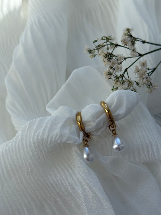 Goldene Hopps Ohrringe mit Perle - 11113