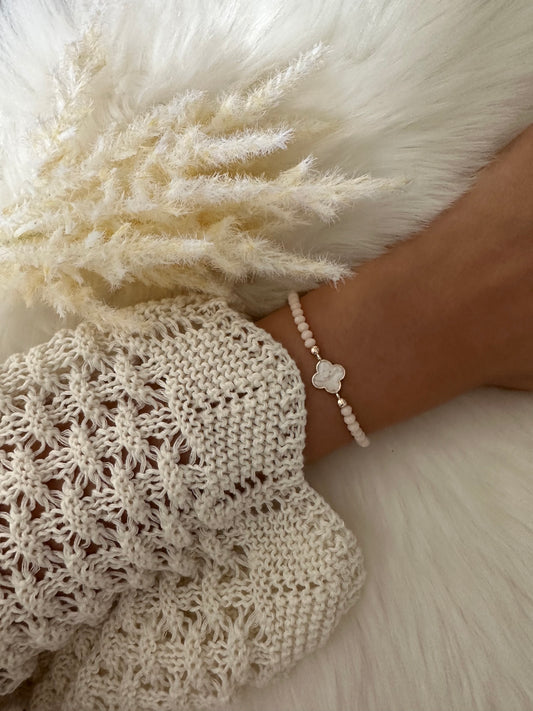 Perlenarmband mit beigen Perlen und Kleeblatt Anhänger - 10297
