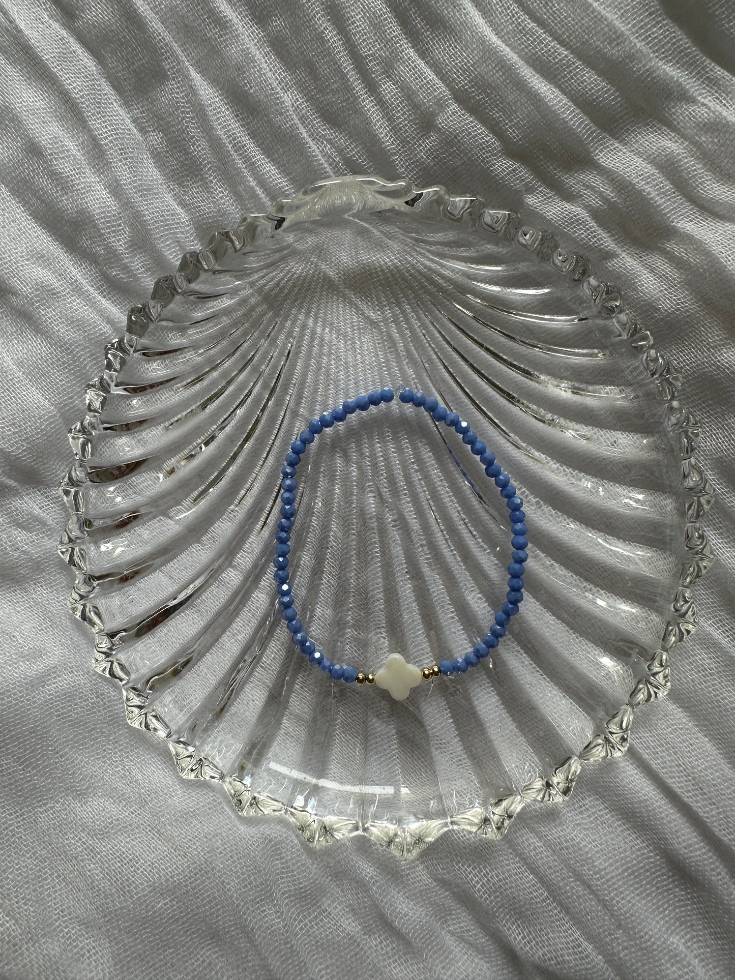Blaues Perlenarmband mit Perlmutt Kleeblatt - 10270