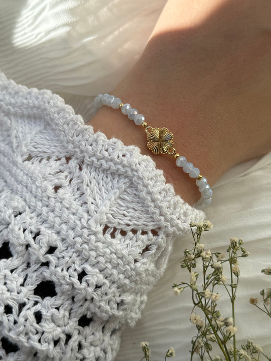 Perlenarmband mit Blauen Kristallperlen, Goldenen Perlen + Kleeblatt Anhänger - 2116