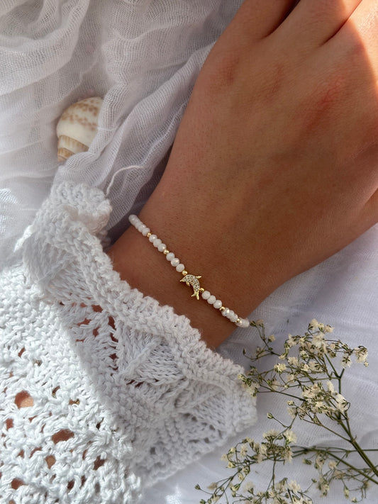 Perlenarmband mit Weißen Kristallperlen und goldenen Perlen + Delfin Anhänger - 10828