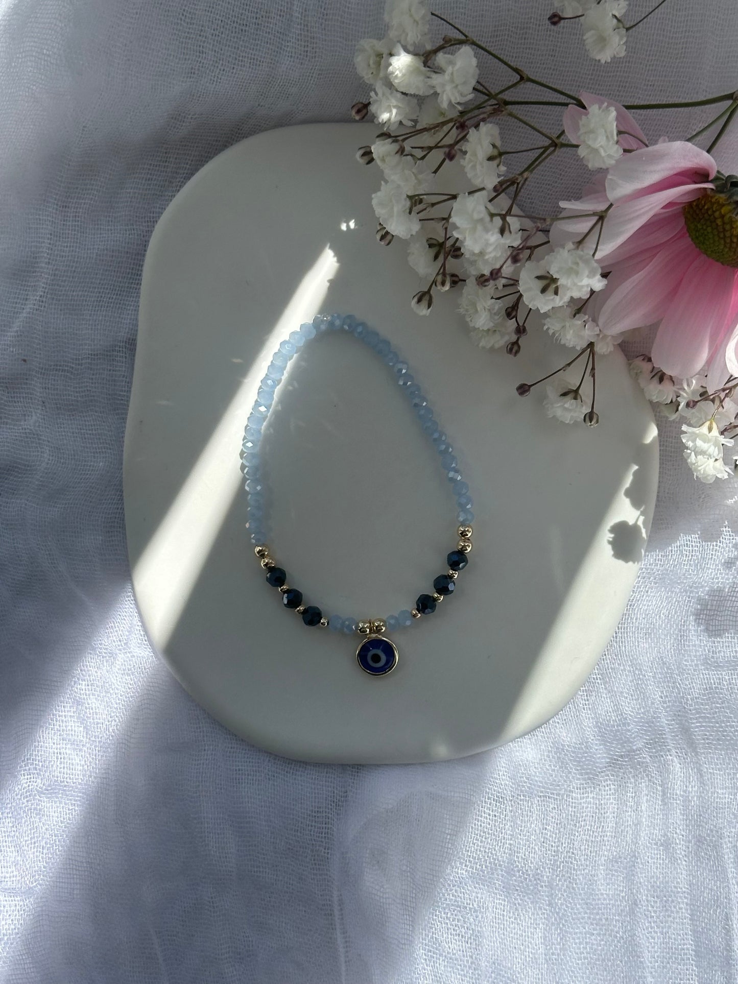 Perlenarmband mit Blauen Kristallperlen und goldenen Details + Nazar Anhänger - 10758