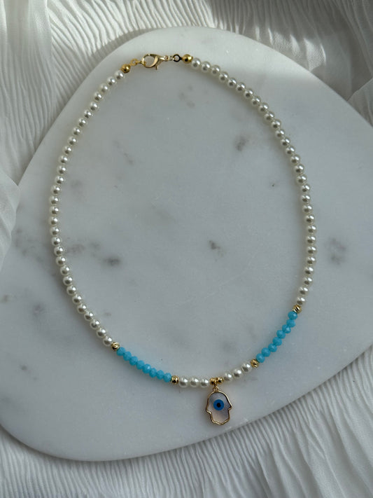 Perlenkette mit Weißen und Blauen Perlen, Goldenen Details + Fatimas Hand Anhänger - 111169