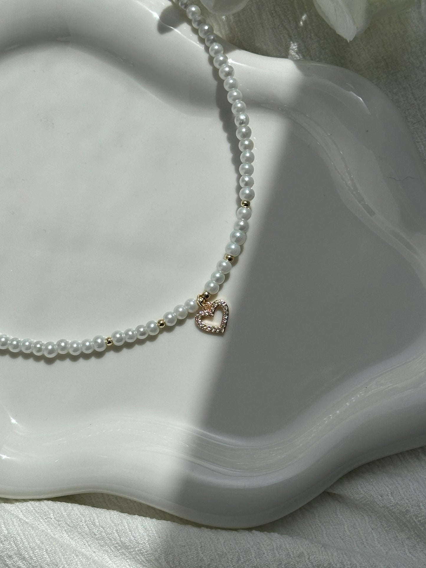 Perlenkette mit Weißen Perlen und goldenen Herz Anhänger - 10208