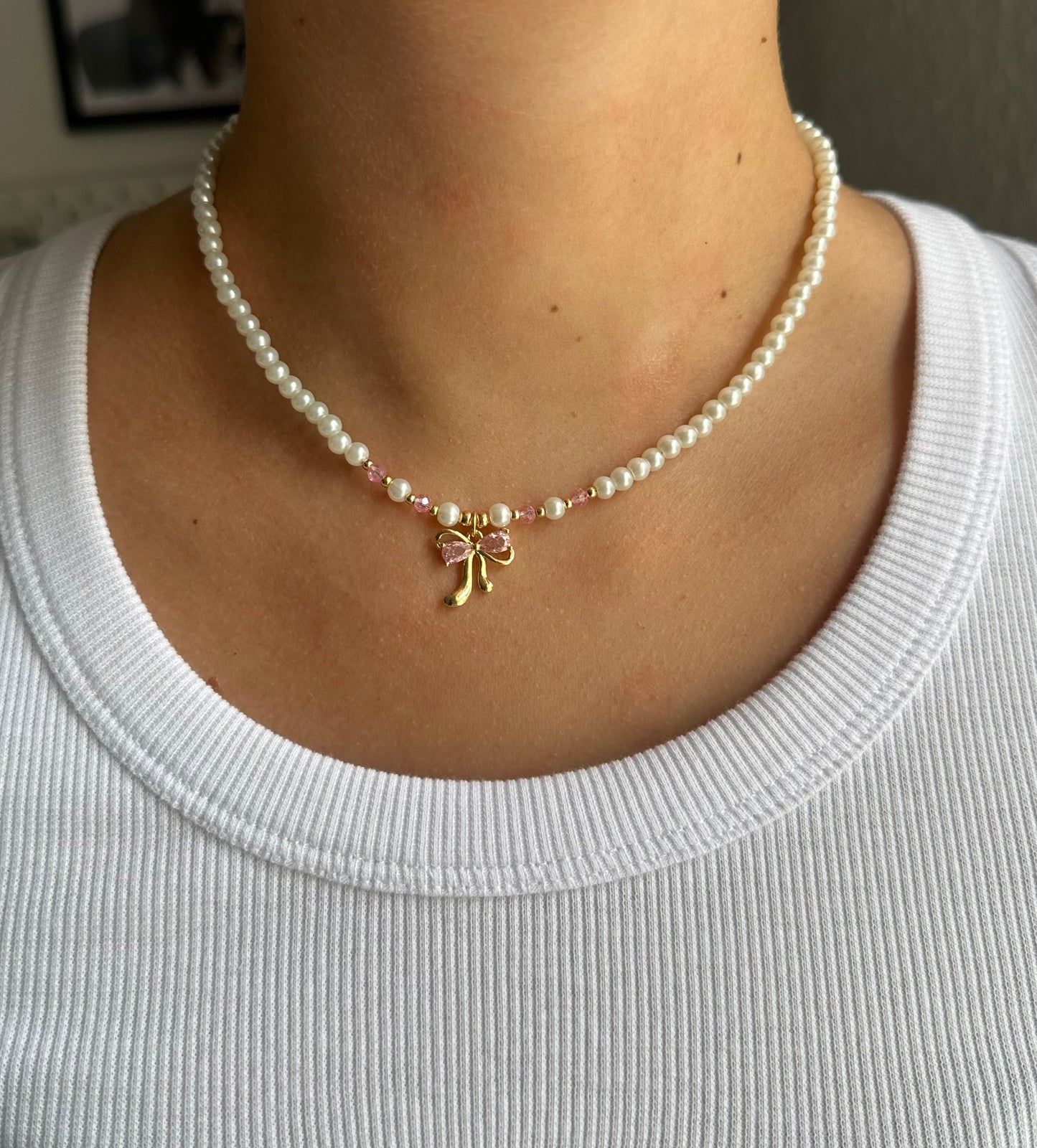 Perlenkette mit Weißen Perlen, Rosa Kristallperlen und Goldenen Perlen + Schleifen Anhänger - 10927