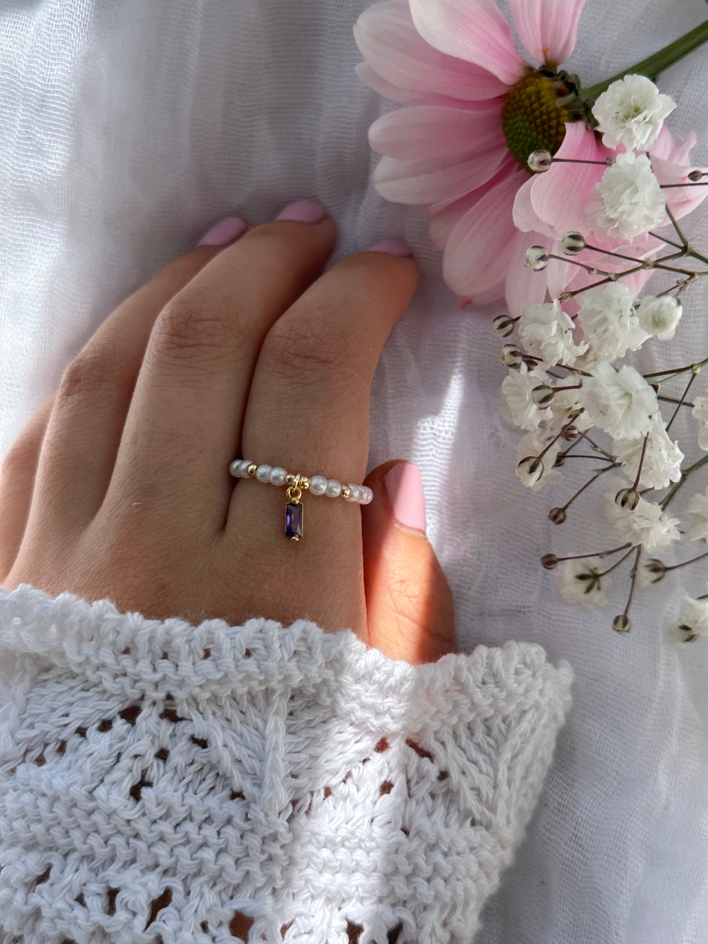 Perlenring mit Weißen Perlen und goldenen Details + Zirkonia Anhänger - 10780