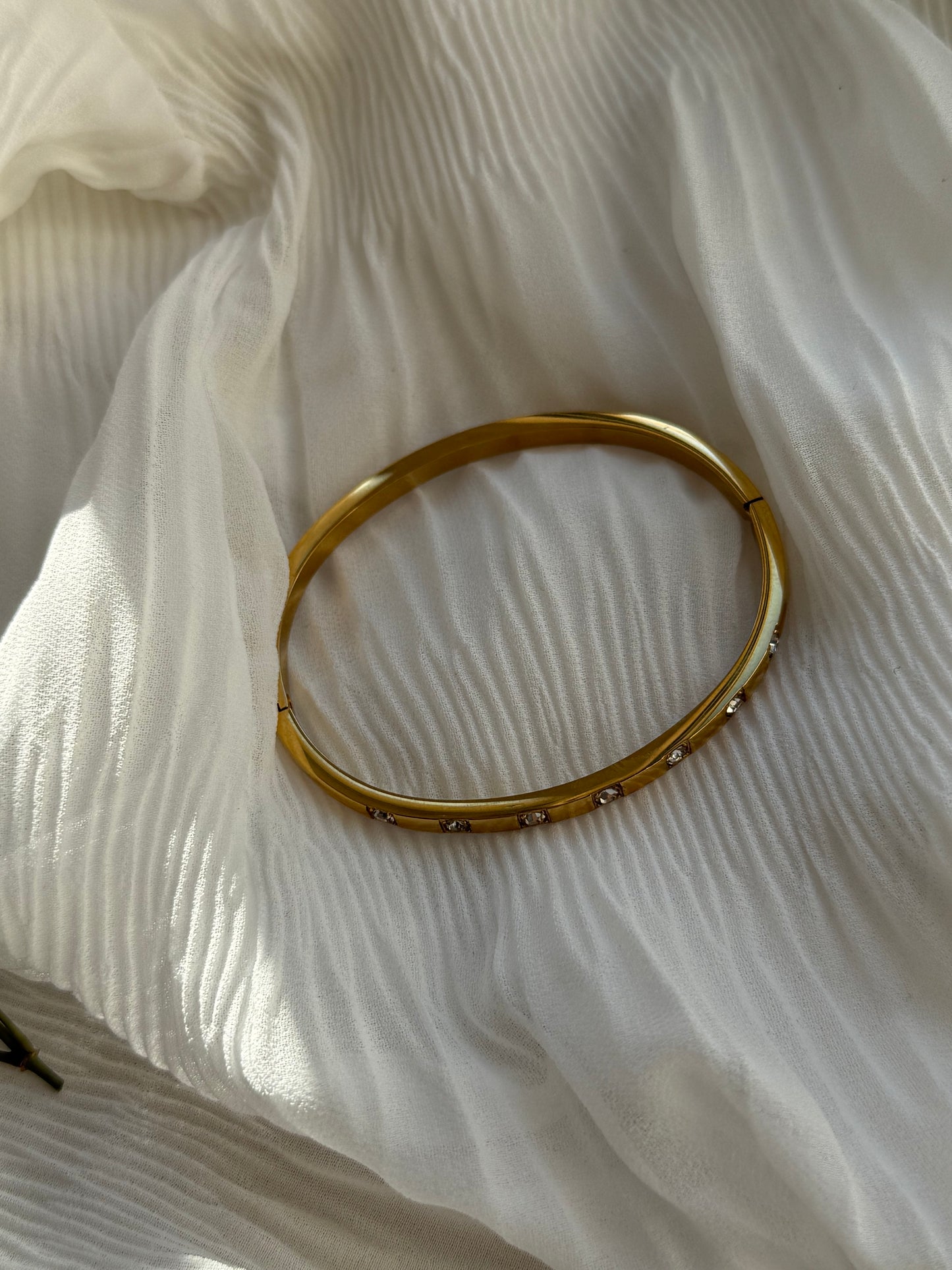 Goldener Armreif mit Steinen - 11089