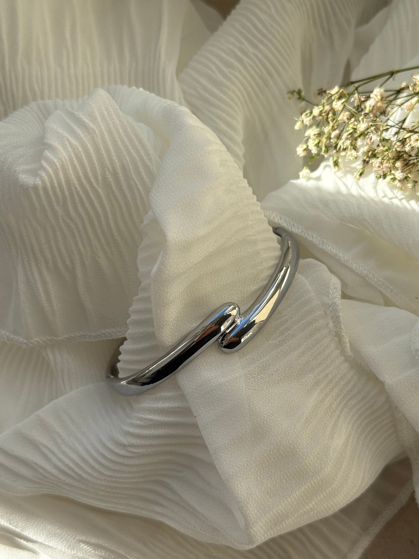 Silberner Armreif mit Tropfen - 11095