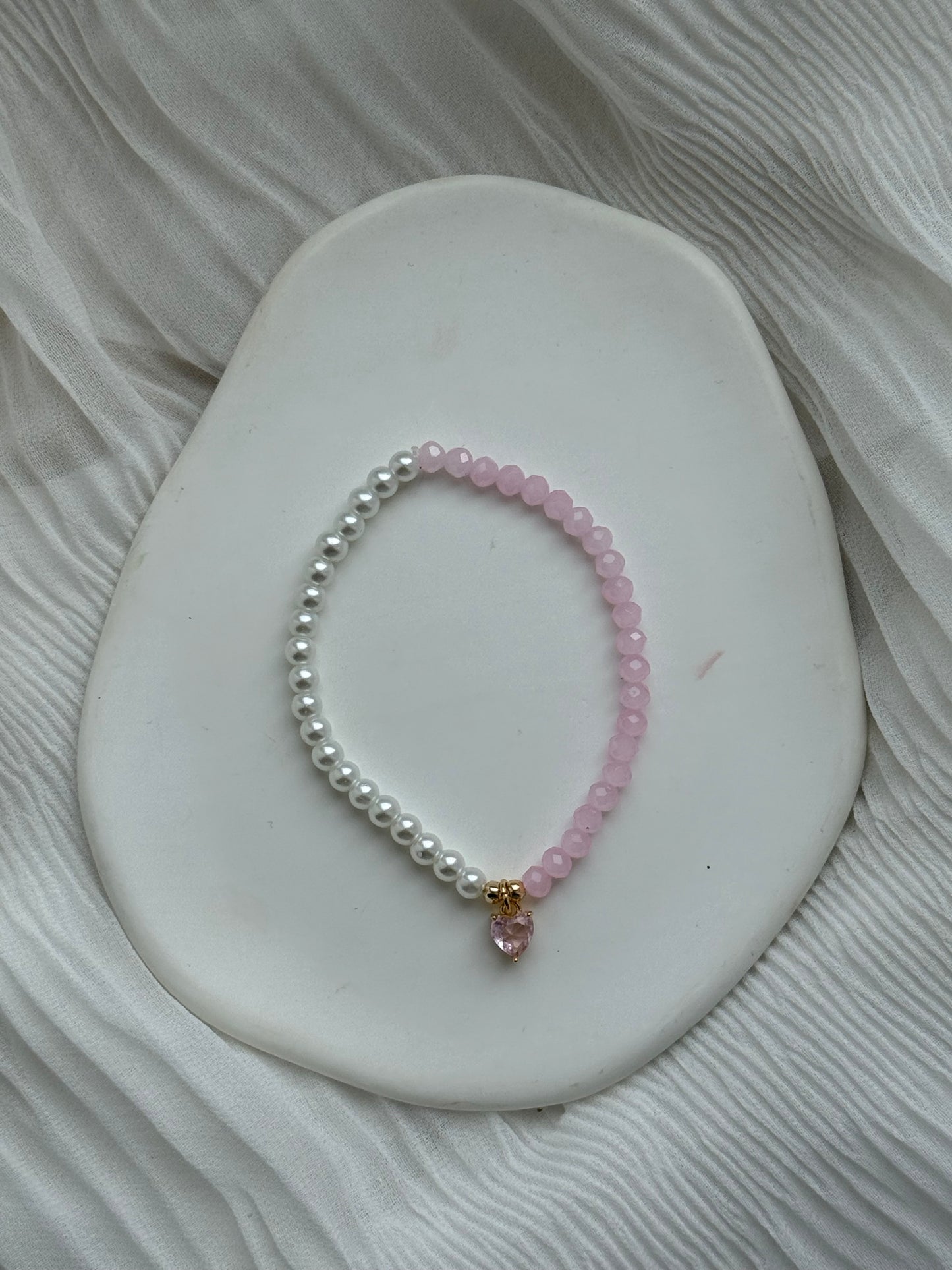 Half & Half Perlenarmband mit Rosa Kristallperlen und Weißen Perlen + Goldenen Details + Herz Anhänger - 111194