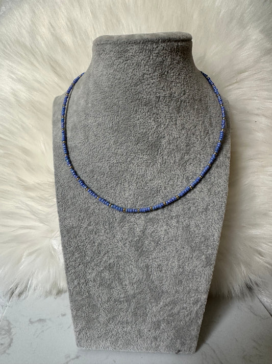 Perlenkette chocker mit blauen Perlen und goldenen Zwischenperlen - 10157