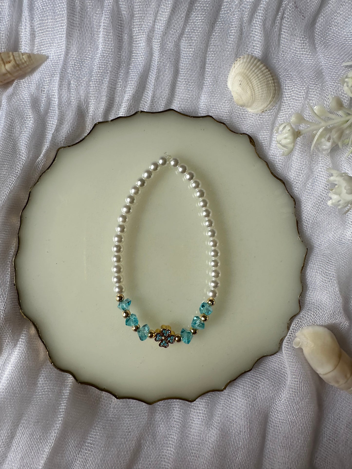 Perlenarmband mit Weißen Perlen und Blauen Kristallperlen und Kleeblatt Anhänger - 10398