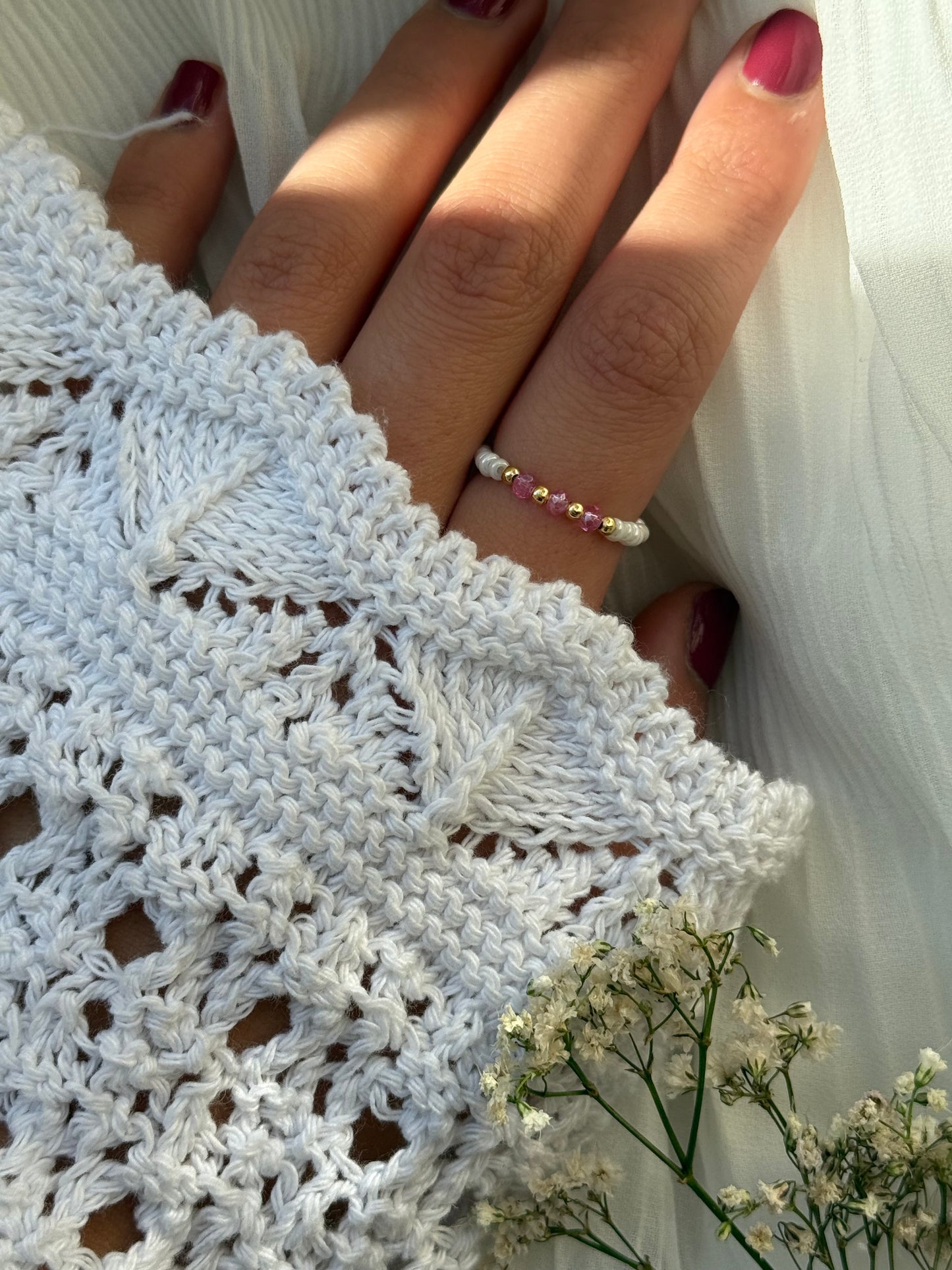 Perlenring mit Weißen Perlen, Pinken Kristallperlen und Goldenen Details - 10993