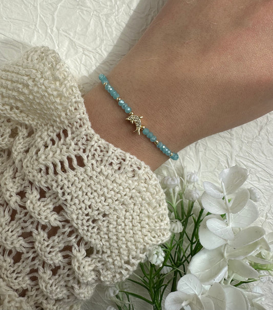 Perlenarmband mit Hellblauen Perlen und Delfin Anhänger - 10242