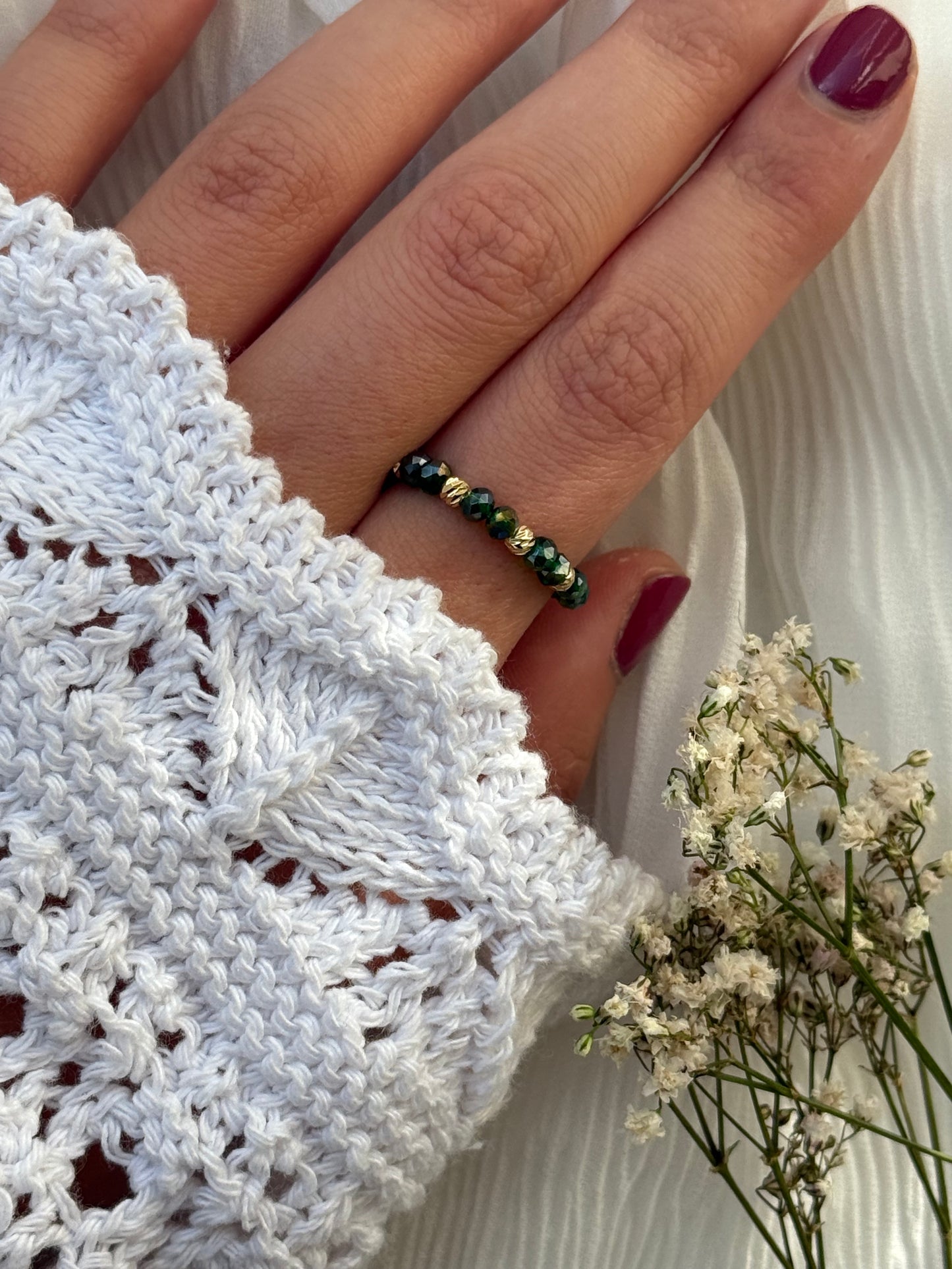 Perlenring mit Grünen Kristallperlen, Goldenen Details - 10998