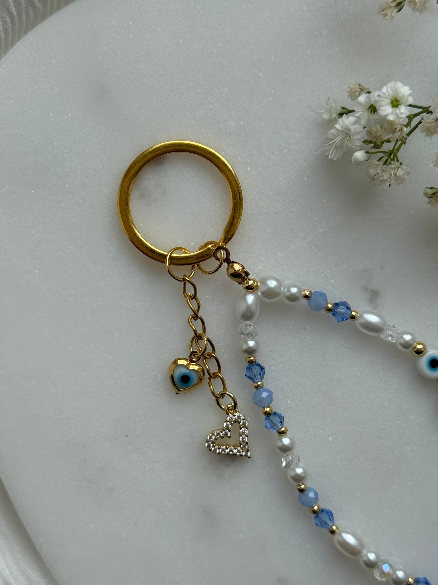 Schlüsselanhänger personalisiert mit Weißen Perlen, Blauen Kristallperlen und Goldenen Perlen + Herz und Nazar Anhänger - 11019
