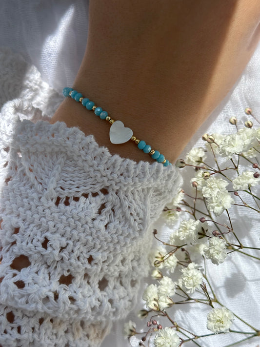 Perlenarmband mit Blauen Kristallperlen und goldenen Details + Perlmutt Herz - 10754