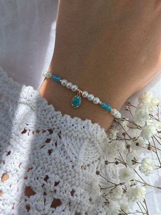 Perlenarmband mit Weißen Glasperlen und Blauen Kristallperlen und goldenen Details + Ovaler Anhänger - 10764