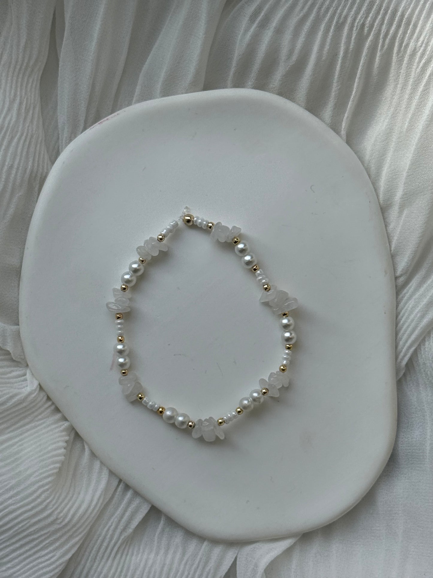 Perlenarmband mit Weißen Glasperlen, Edelsteinperlen und Goldenen Perlen - 111219