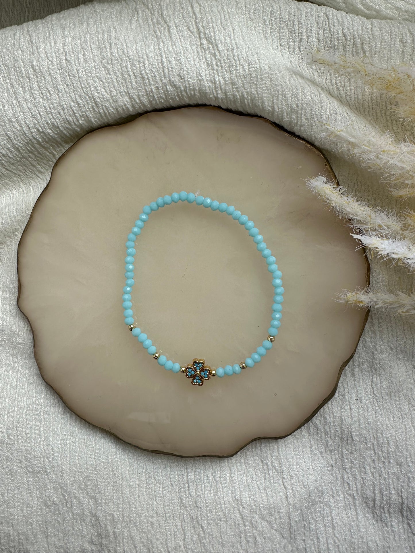 Perlenarmband mit Blauen Kristallperlen und Kleeblatt Anhänger - 10236