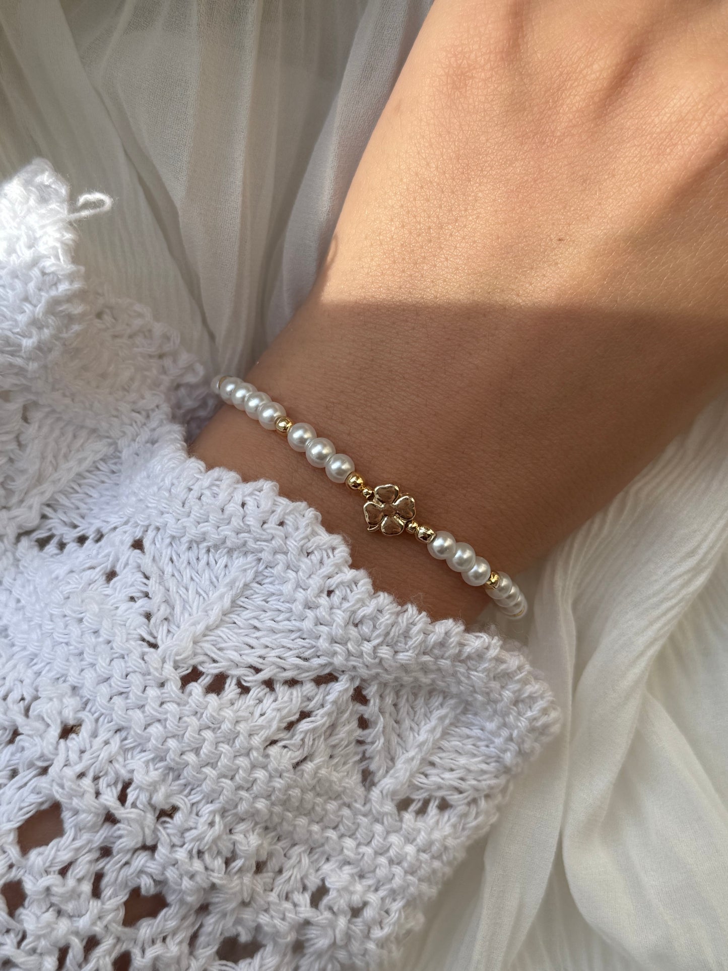 Perlenarmband mit Weißen Glasperlen und Goldenen Perlen + Kleeblatt Anhänger - 111216