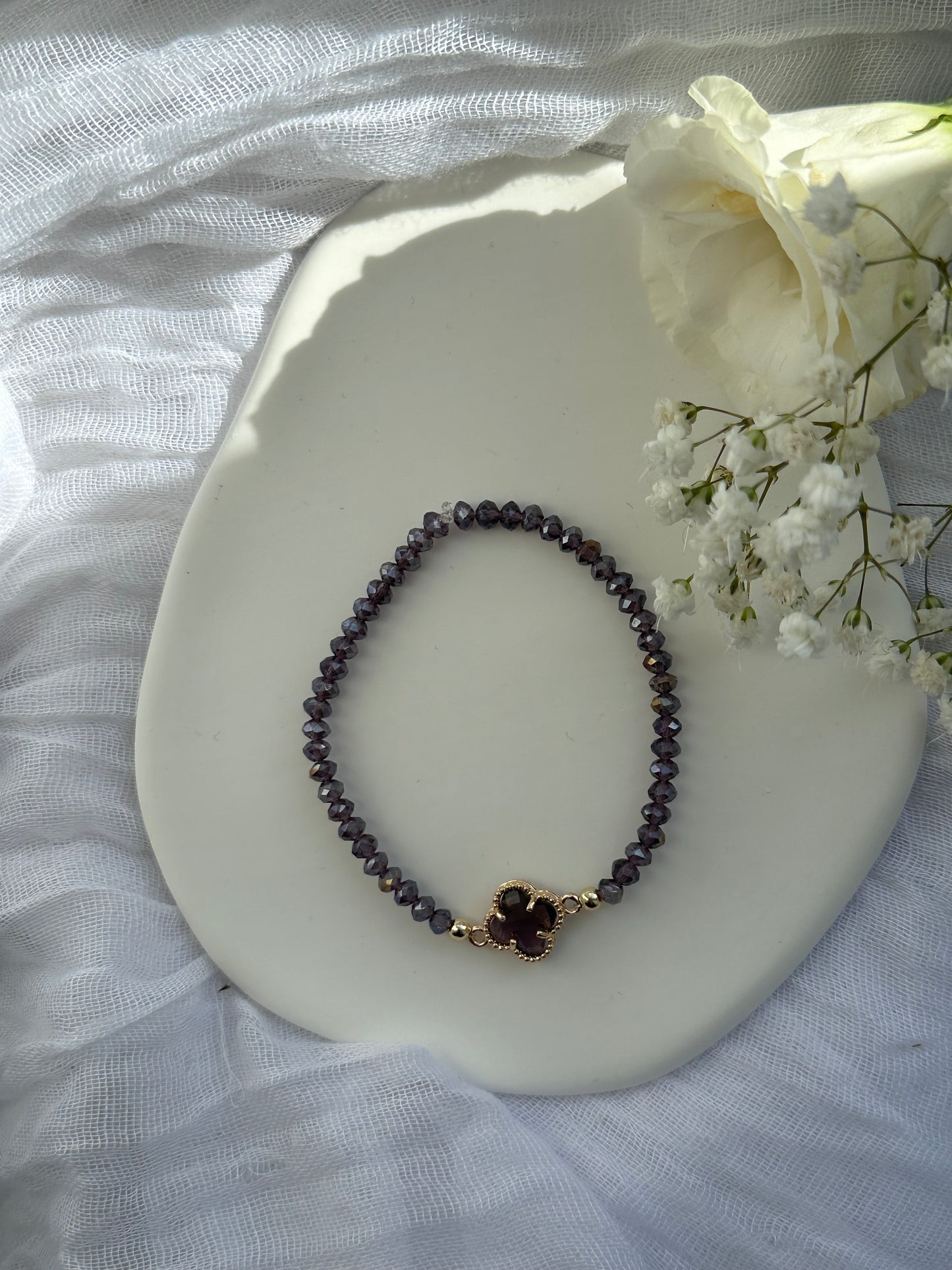 Perlenarmband mit Lila Kristallperlen und Kleeblatt Anhänger - 10568