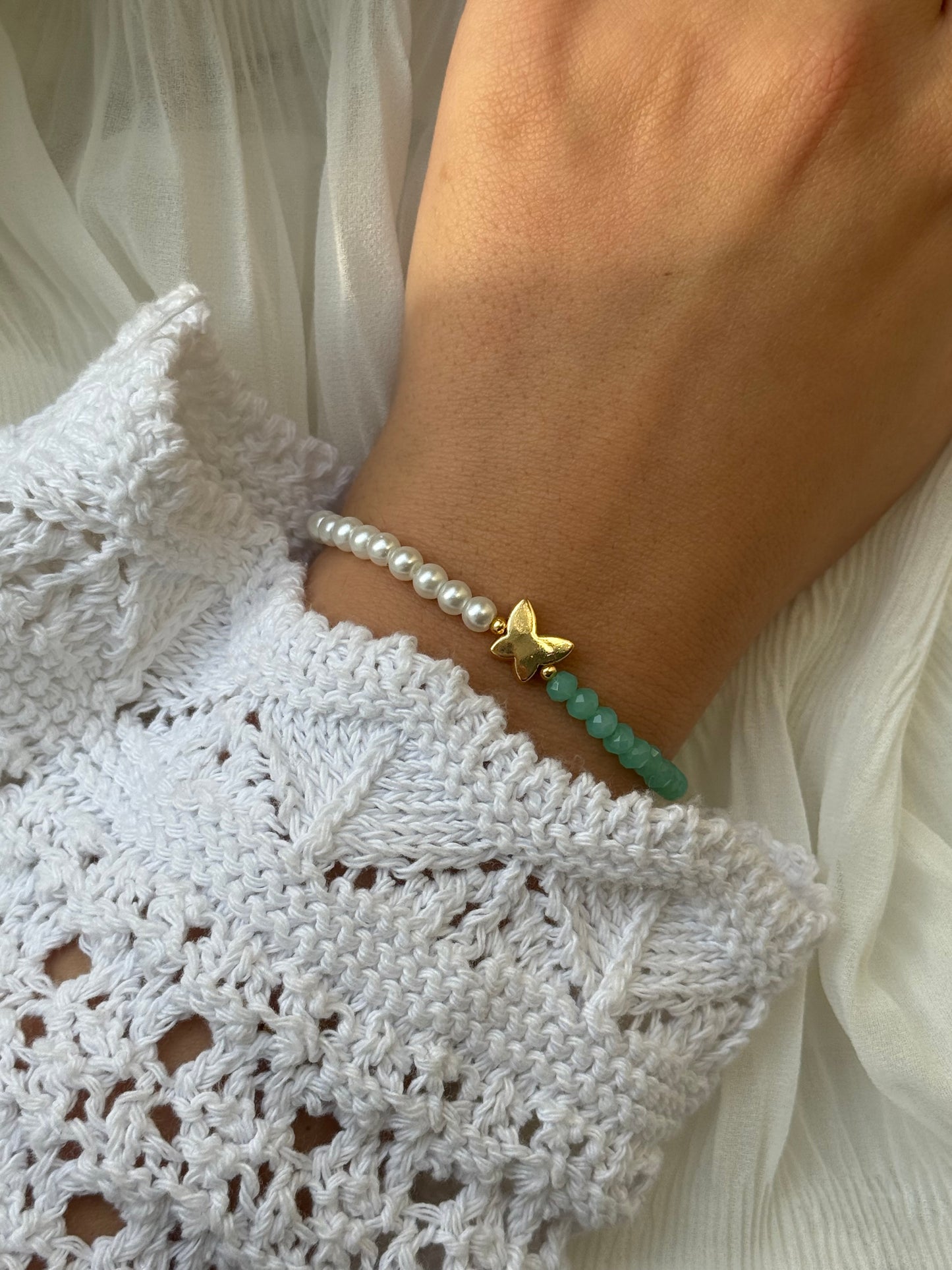 Perlenarmband half & half mit Weißen Glasperlen, Grünen Kristallperlen und Goldenen Perlen + Schmetterling Anhänger - 111218