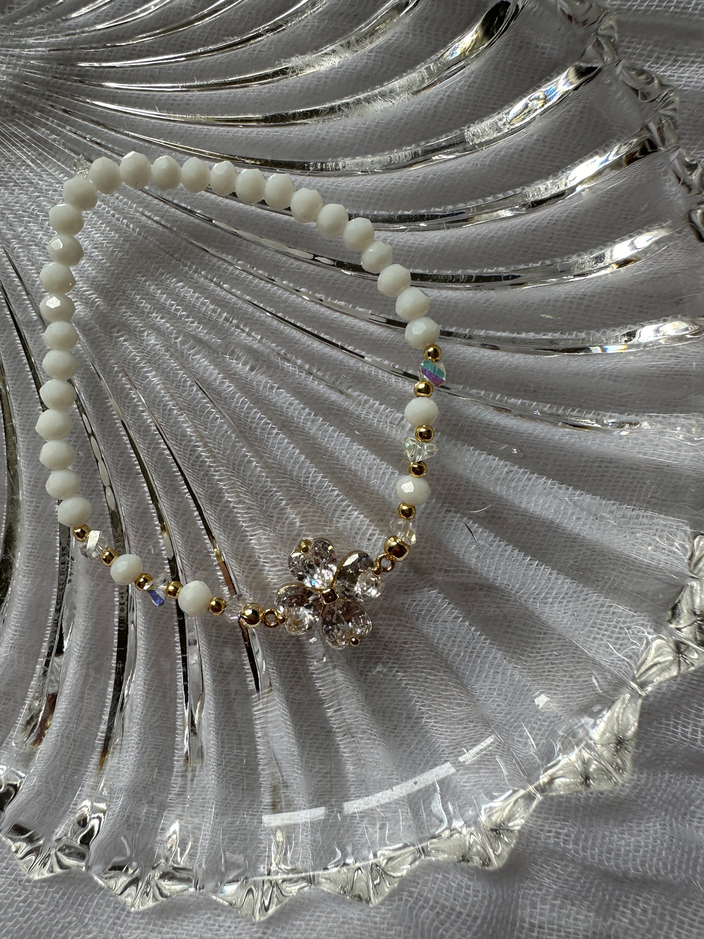Perlenarmband mit Weißen Kristallperlen und Zirkonia Kleeblatt Anhänger - 10444