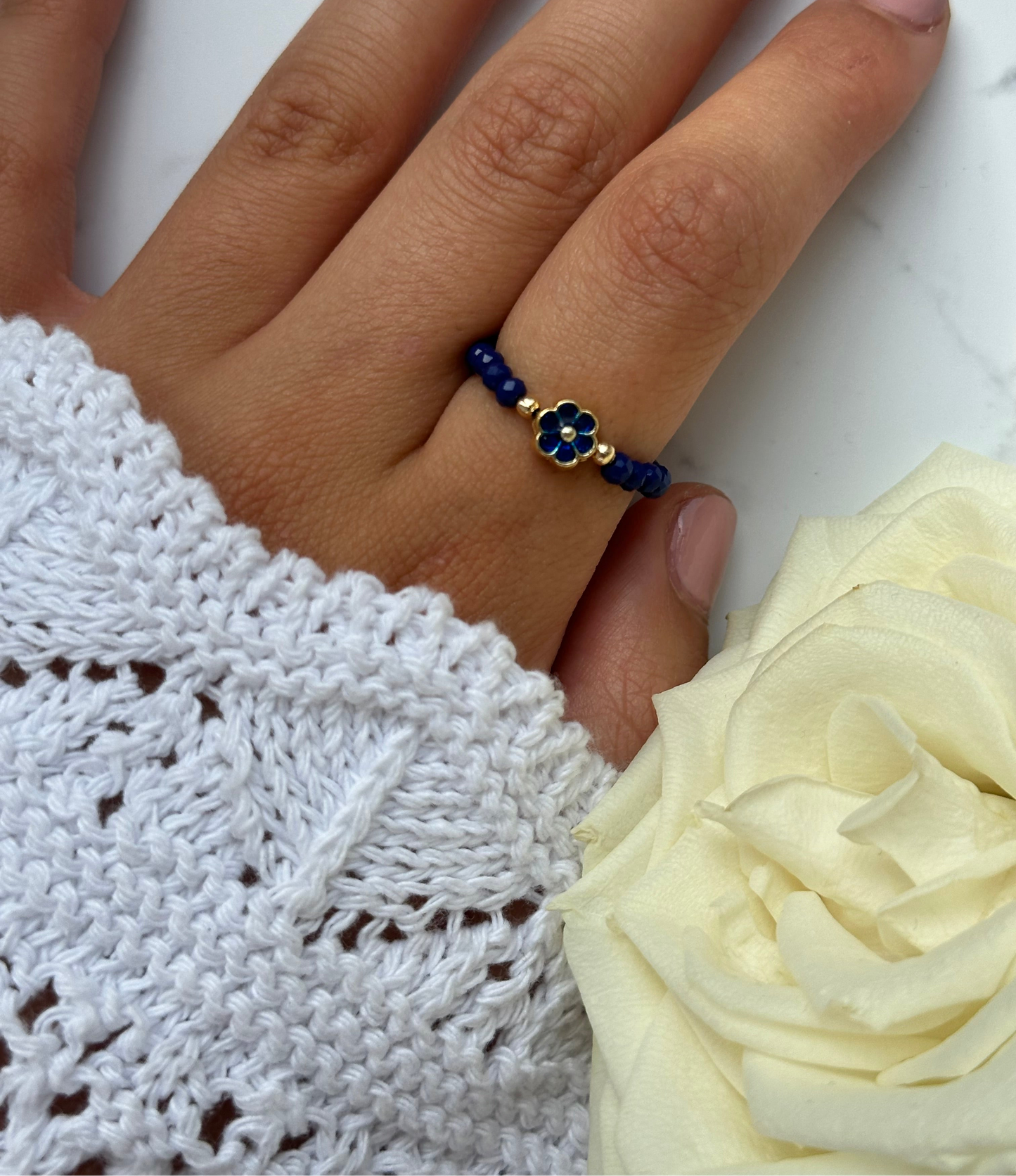 Perlenring mit Blauen Kristallperlen und Goldenen Details + Blumen Anhänger  - 10916