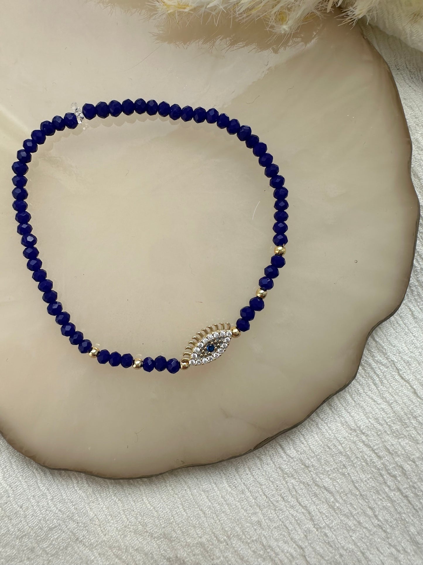 Perlenarmband mit Dunkelblauen Kristallperlen und Auge Anhänger - 10237
