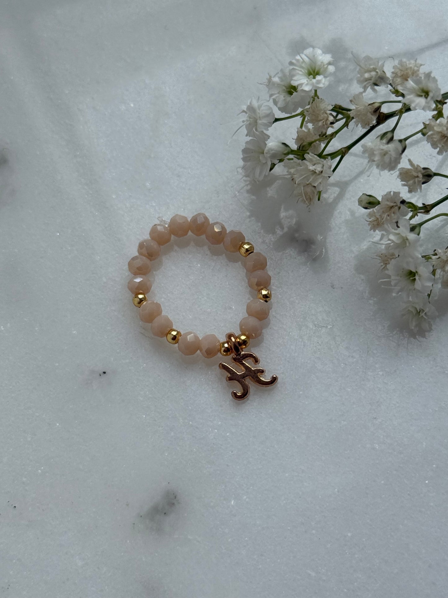 Perlenring personalisiert mit Beigen Kristallperlen und Goldenen Details + Buchstaben Anhänger - 10991