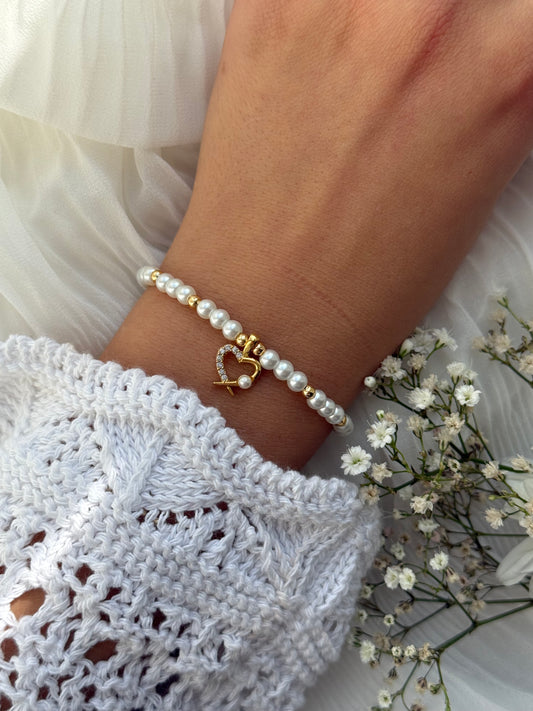 Perlenarmband mit Weißen Glasperlen, Goldenen Perlen + Herz Anhänger - 10974