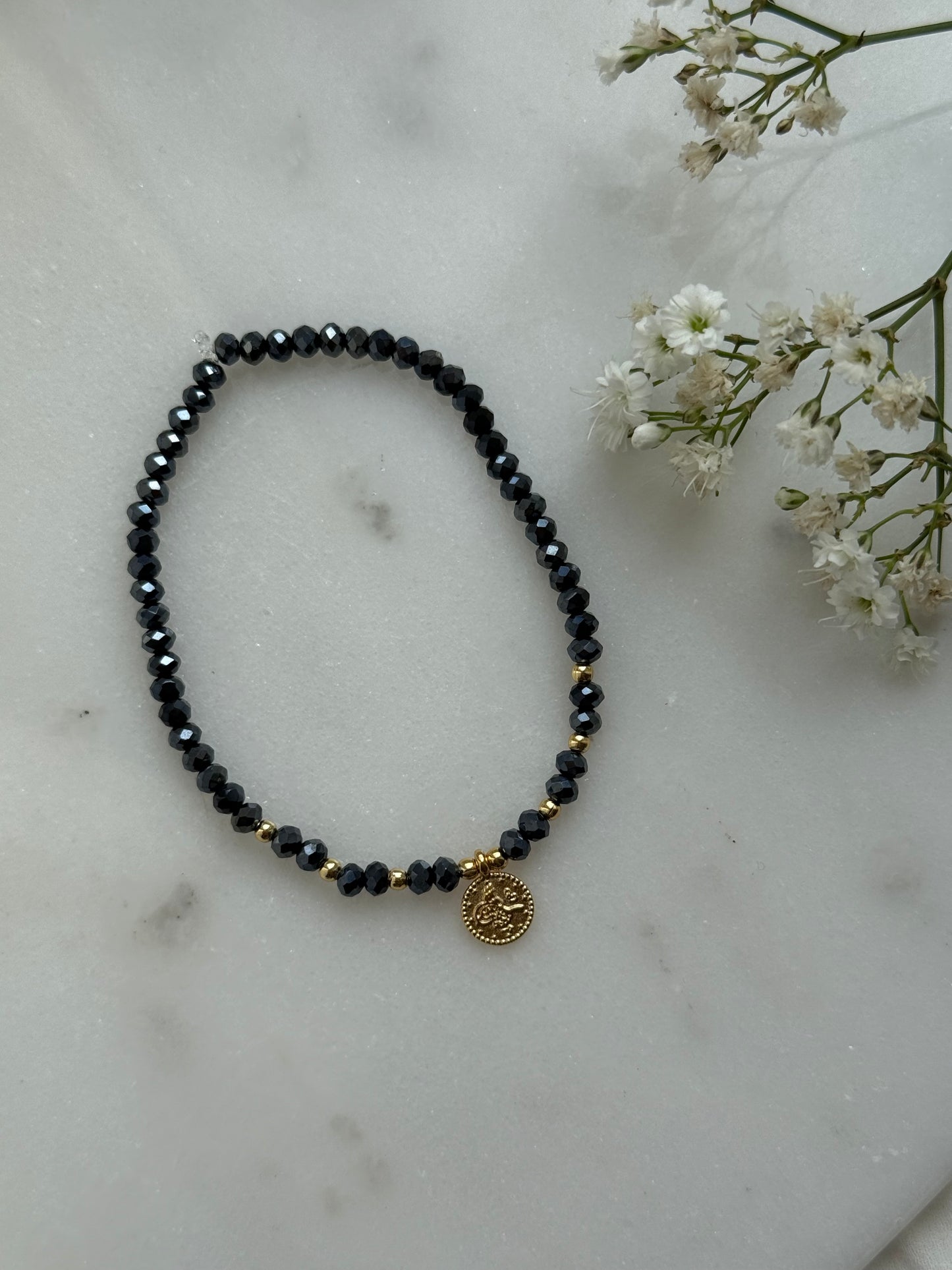 Perlenarmband mit Dunkelblauen Perlen, Goldenen Perlen + Goldener Taler Anhänger - 10959