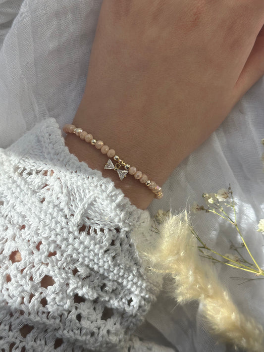 Perlenarmband mit Beigen Kristallperlen und Schleifen Anhänger - 10670