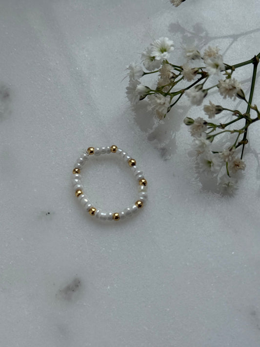Perlenring Basic mit Weißen Perlen, Goldenen Details - 10995
