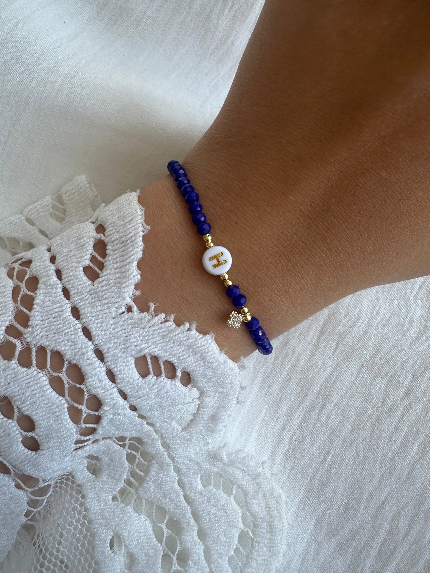 Perlenarmband personalisiert mit Blauen Kristallperlen und Kleeblatt Anhänger - 10264
