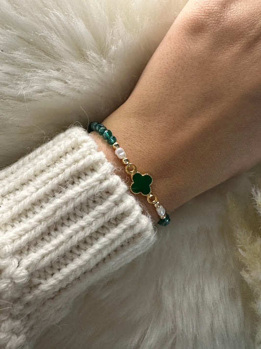 Perlenarmband mit Grünen Kristallperlen und Kleeblatt Anhänger - 10350