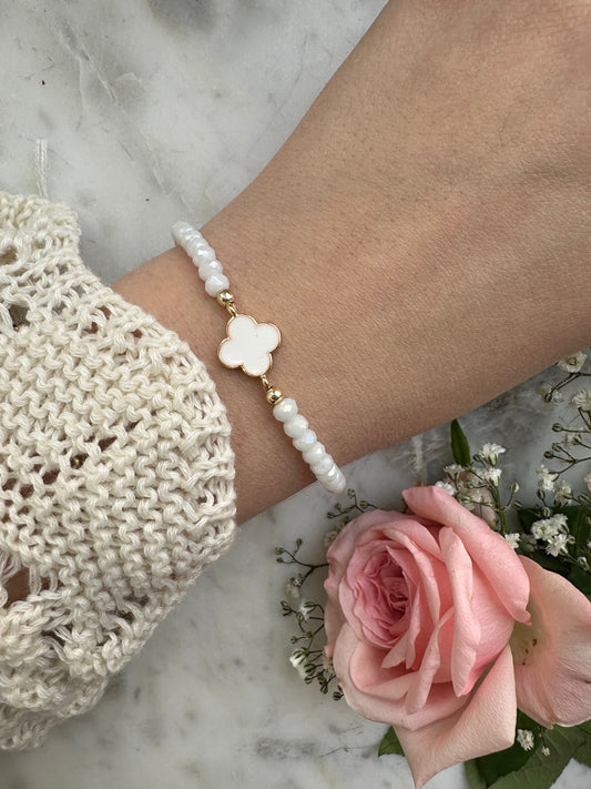Perlenarmband mit weißen Kristallperlen und Kleeblatt Anhänger - 10417