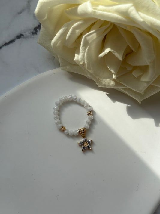 Perlenring mit Weißen Kristallperlen und goldenen Details + Blumen Anhänger - 10911
