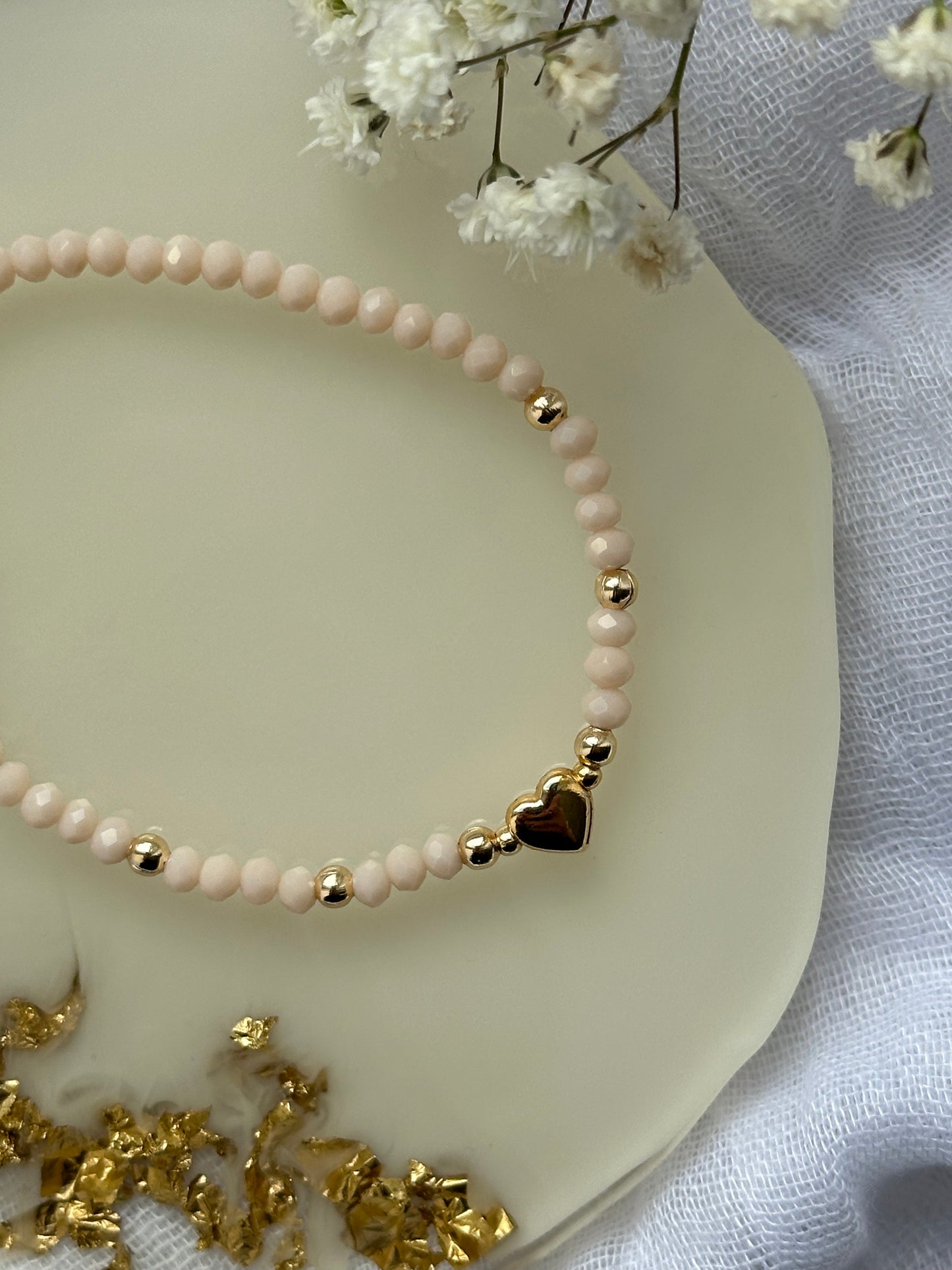 Perlenarmband mit Beigen Kristallperlen und Herz Anhänger - 10525