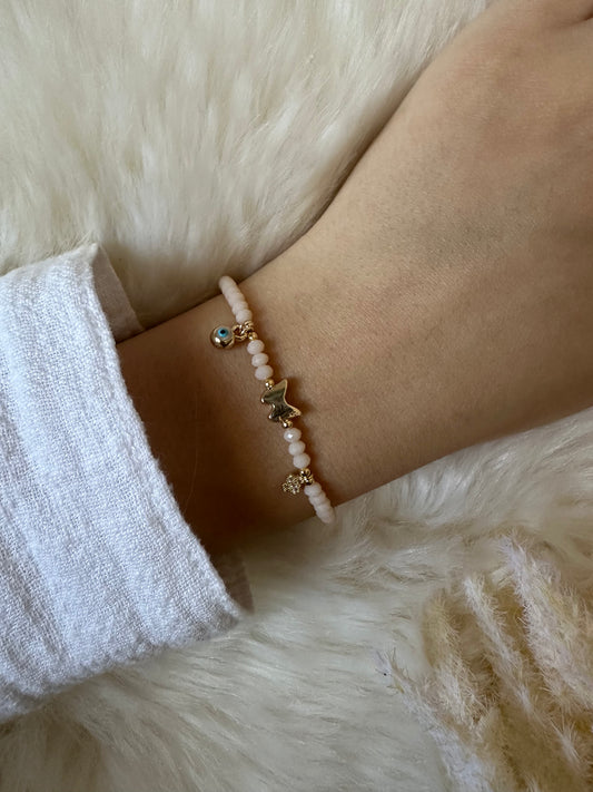 Perlenarmband mit beigen Kristallperlen und goldenen Charms - 10352