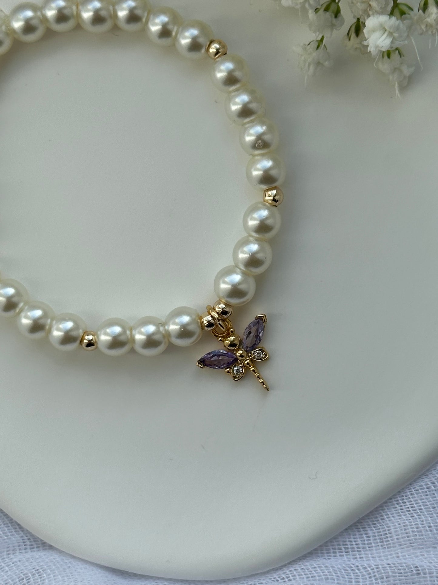 Perlenarmband mit Beigen Perlen und Lila Libellen Anhänger - 10584