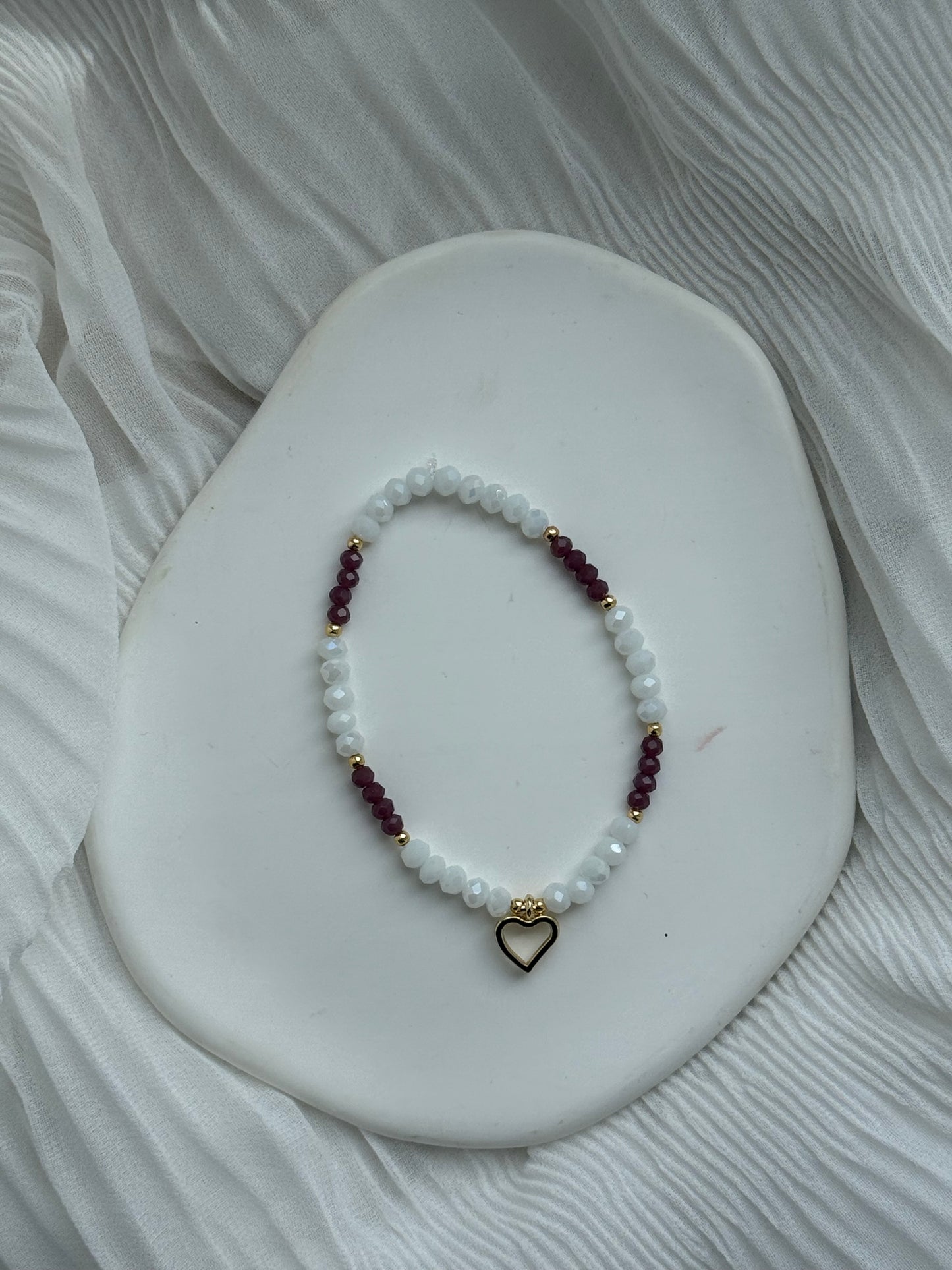 Perlenarmband mit Weißen und Braunen/Lilanen Kristallperlen, Goldenen Details + Herz Anhänger - 111188