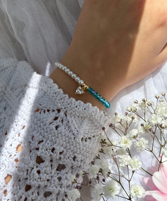 Perlenarmband mit Weißen Glasperlen und Blauen Kristallperlen und goldenen Details + Zirkonia Herz Anhänger - 10768