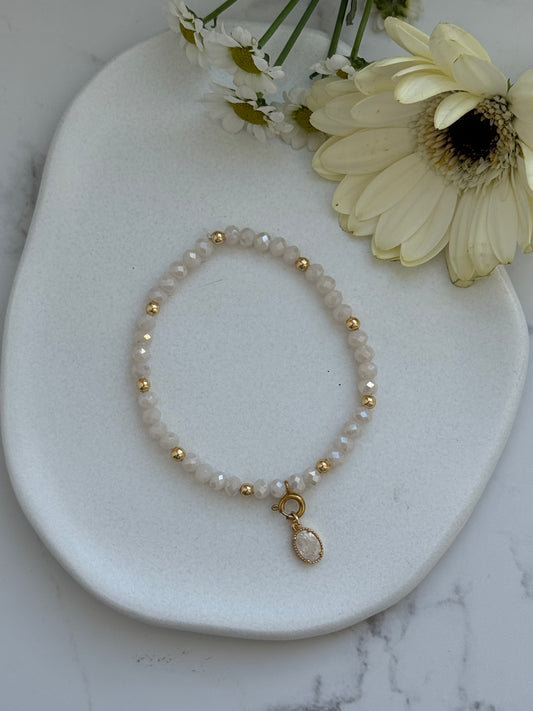 Perlenarmband mit Beigen Kristallperlen und Goldenen Perlen + Stein Anhänger - 2079