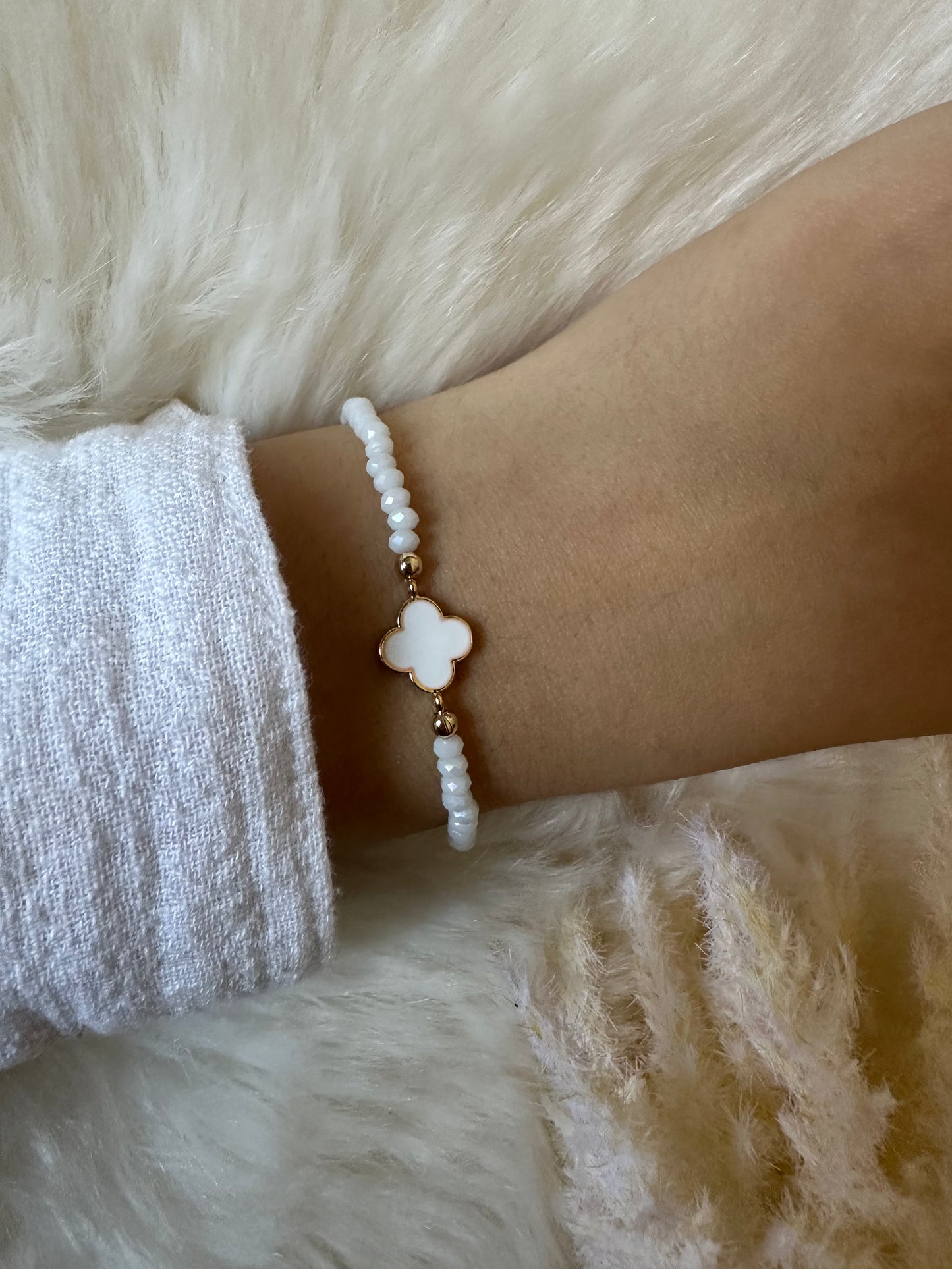 Perlenarmband mit weißen Kristallperlen und Kleeblatt Anhänger - 10415
