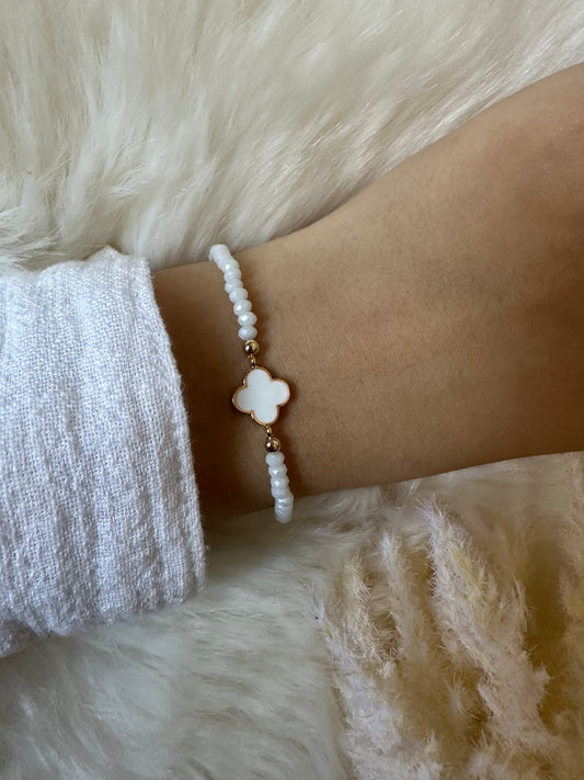 Perlenarmband mit weißen Kristallperlen und Kleeblatt Anhänger - 10415