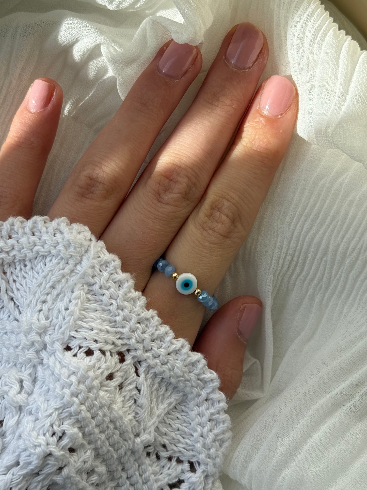 Perlenring mit Blauen Kristallperlen, Goldenen Details + Nazar Anhänger - 111204