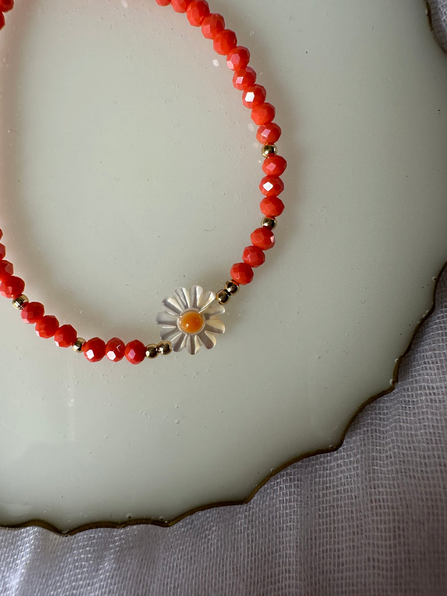 Perlenarmband mit Kristallperlen und Gänseblümchen Anhänger - 10259