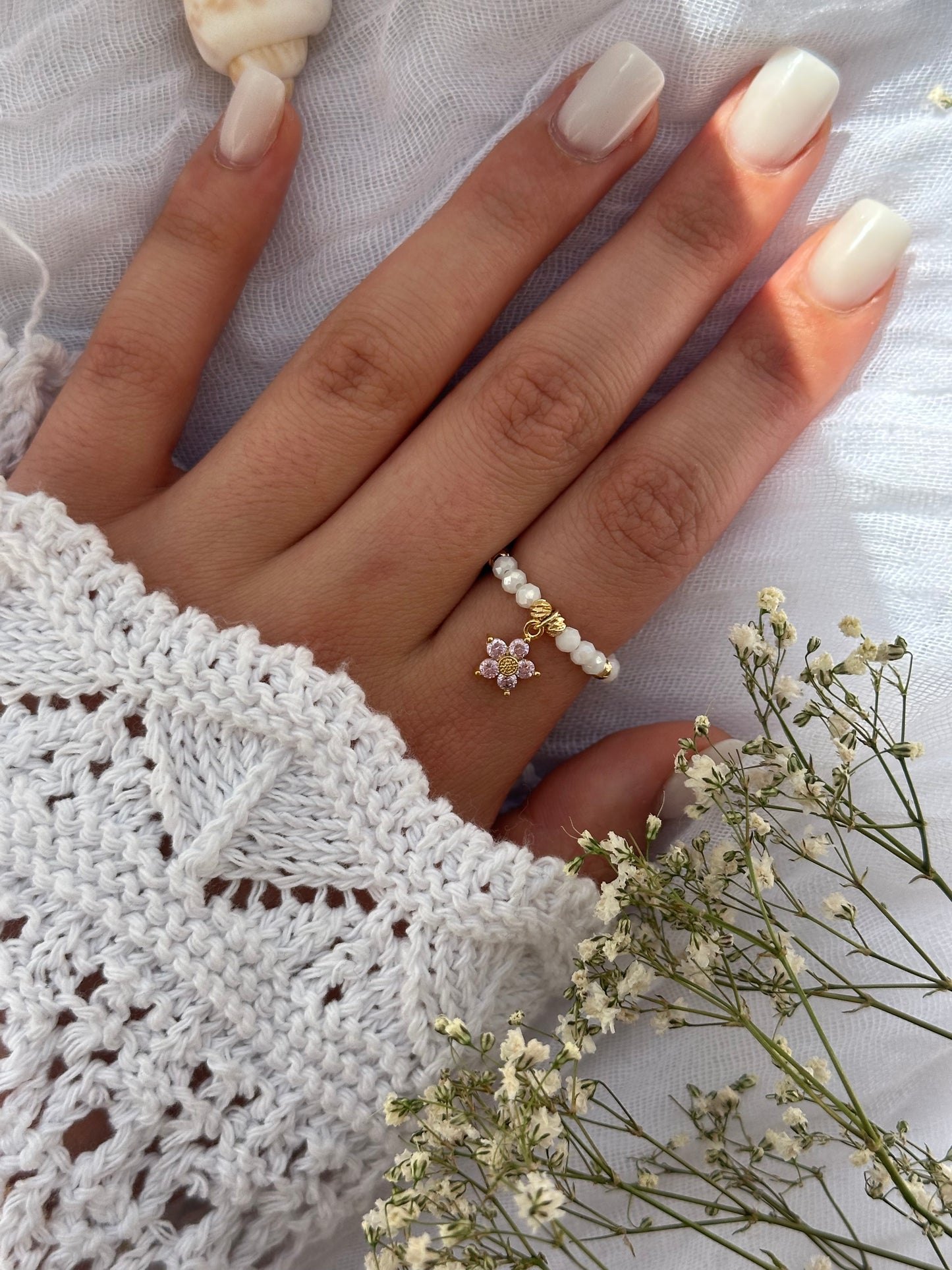 Perlenring mit Weißen Kristallperlen und goldenen Details + Blumen Anhänger - 10790